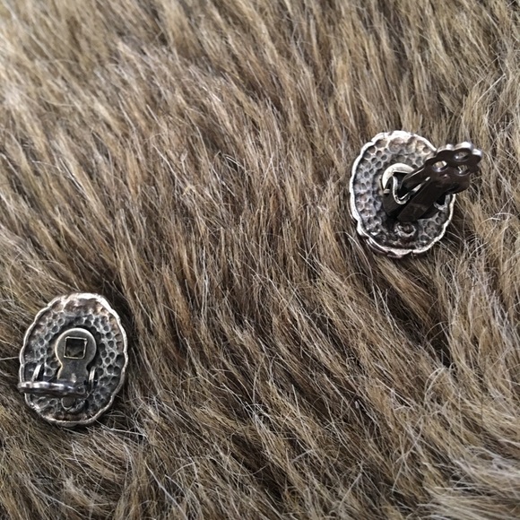 Vintage black glass cabochon filigree earrings - Picture 6 of 7